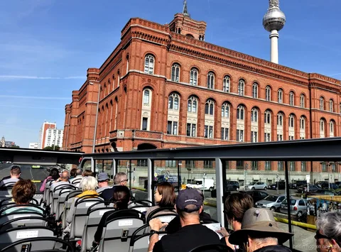 Vista dal piano scoperto del bus hop on hop off di Berlino sul Municipio Rosso e sulla Torre della TV