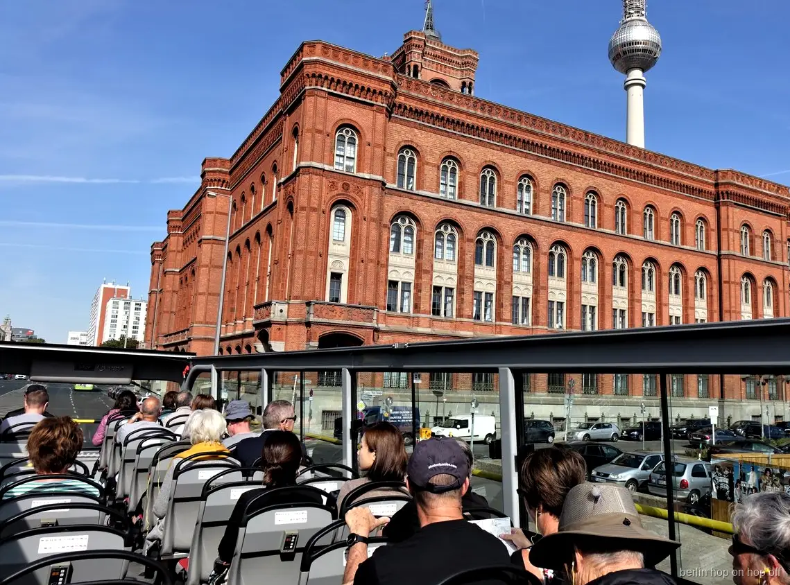 Vista dal piano scoperto del bus hop on hop off di Berlino sul Municipio Rosso e sulla Torre della TV