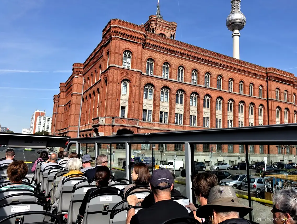 Widok z otwartego pokładu autobusu hop on hop off w Berlinie na Czerwony Ratusz i wieżę telewizyjną