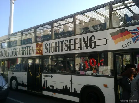 Piętrowy autobus Berlin hop-on hop-off z pasażerami na górnym pokładzie