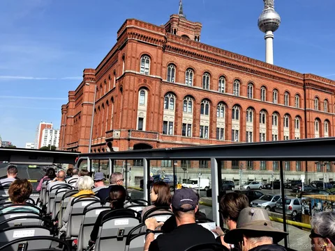 Udsigt fra åbent dæk på Berlin hop on hop off bussen mod Rotes Rathaus og tv-tårnet