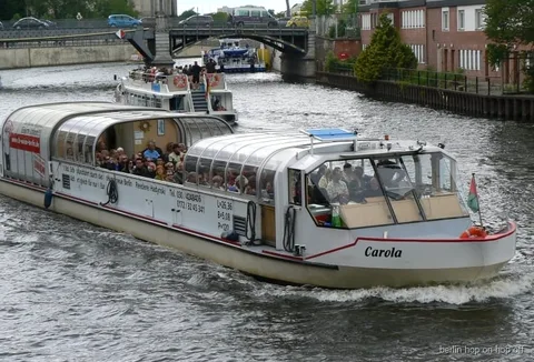 Ausflugsschiff Carola mit Fahrgästen auf der Spree bei der Berlin Hop-On Hop-Off Tour
