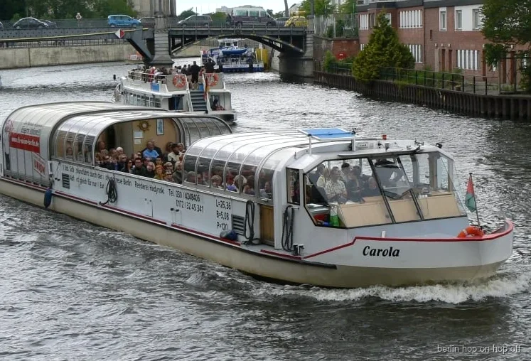 Ausflugsschiff Carola mit Fahrgästen auf der Spree bei der Berlin Hop-On Hop-Off Tour