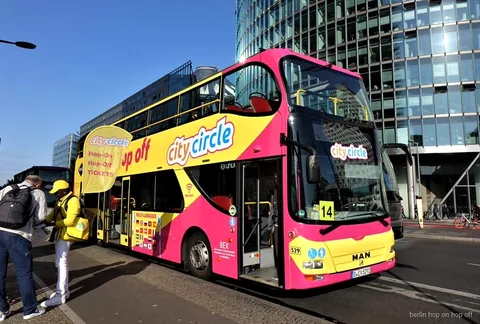 Berlin Hop-On Hop-Off Bus- und Spreefahrt-Kombi nahe dem Reichstag