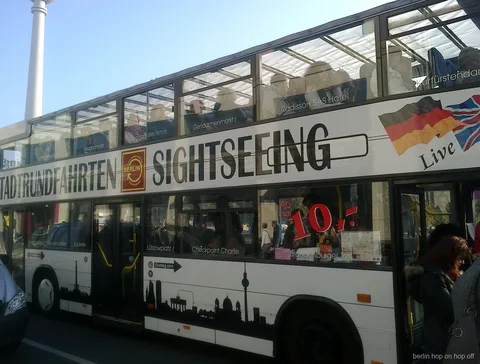 Dubbeldäckare i Berlin hop-on hop-off med passagerare på övre däck