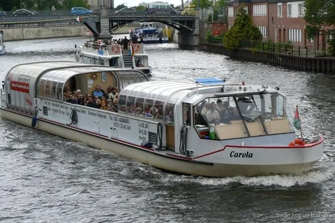 Båten Carola med passagerare på Spree under Berlin hop-on hop-off turen