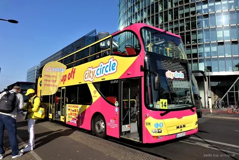 Berlin Hop-On Hop-Off-buss och Spree-båttur nära Reichstag