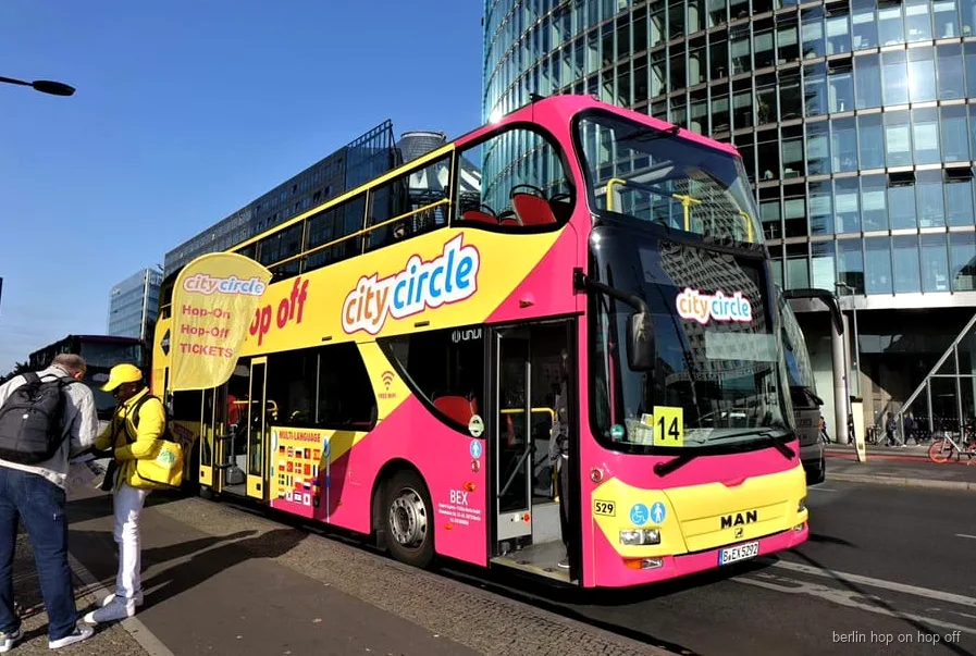 Berlin Hop-On Hop-Off-buss och Spree-båttur nära Reichstag
