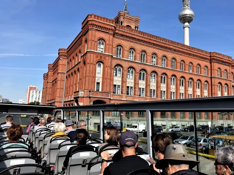Utsikt från öppet däck på Berlin hop on hop off bussen mot Röda rådhuset och TV-tornet