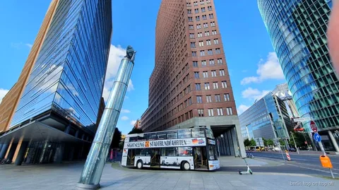 Berlin hop-on hop-off bus med levende guide passerer Potsdamer Platz