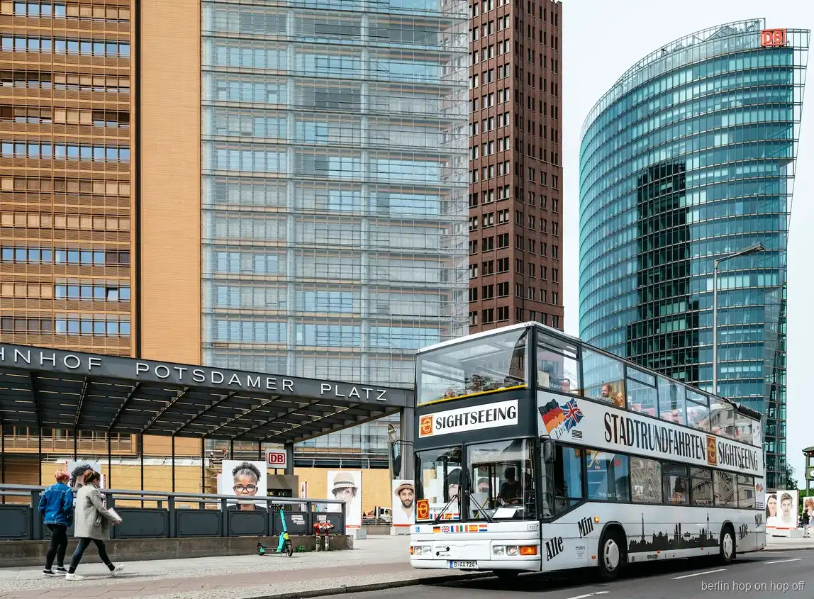 Sightseeing dobbeltdækkerbus til Berlin hop on hop off ved Potsdamer Platz station og glastårne