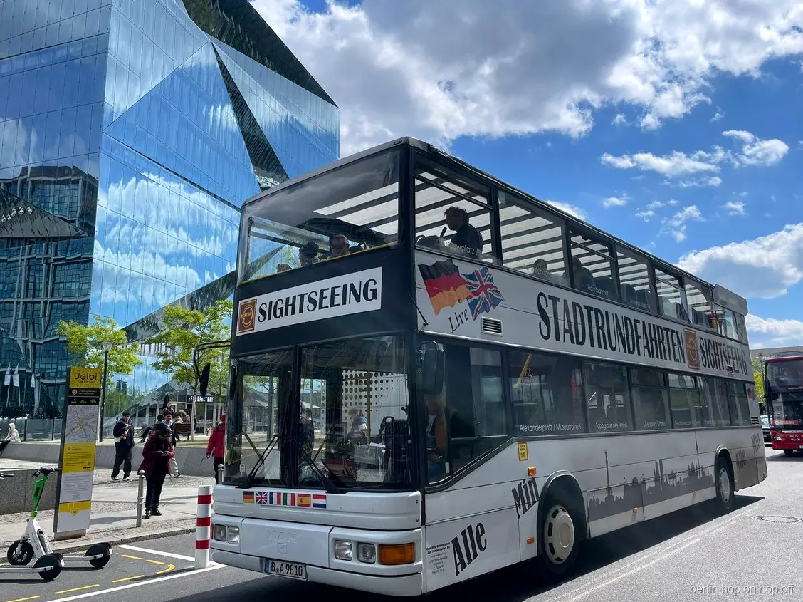 Cam binanın yanındaki beyaz Stadtrundfahrten Sightseeing çift katlı Berlin hop on hop off otobüsü