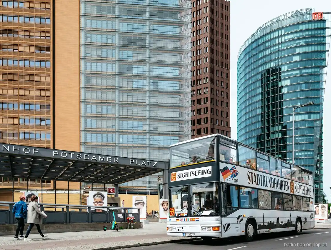 Potsdamer Platz istasyonunda cam kuleler yanındaki Berlin hop on hop off çift katlı otobüsü