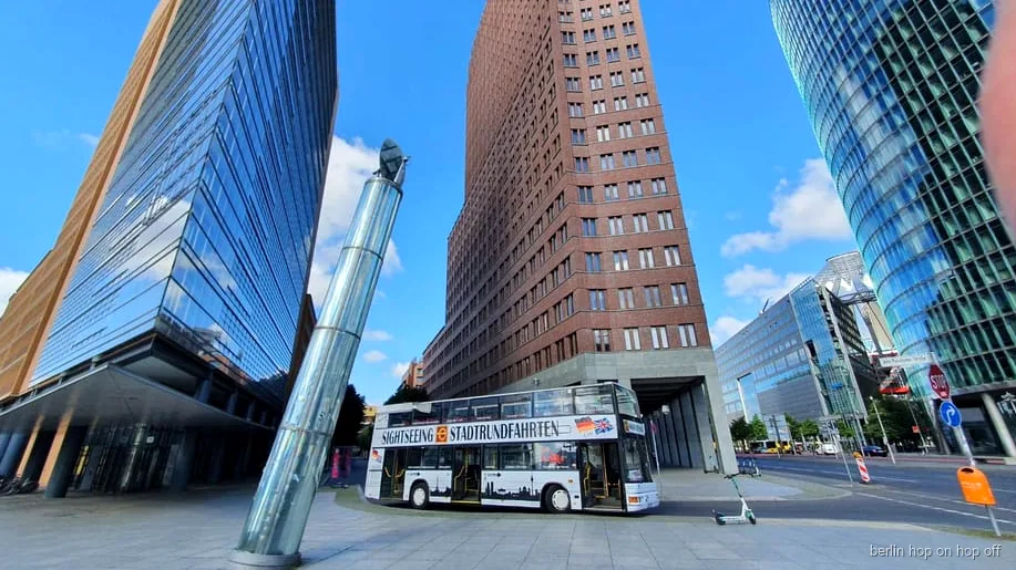 Berlin Hop-On Hop-Off Tour mit Live-Kommentar, Bus passiert den Potsdamer Platz