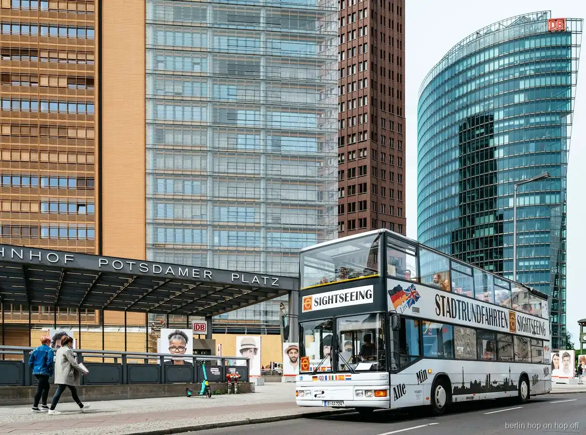 Sightseeing Doppeldeckerbus der Berlin Hop on Hop off Tour am Bahnhof Potsdamer Platz vor Glastürmen