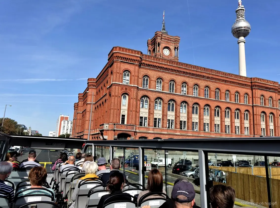 Röda rådhuset med klocktorn och TV-tornet sett från en Berlin hop on hop off buss