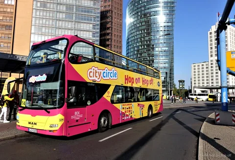 Ost-West Berlin Hop-On Hop-Off Bustour fährt an der Karl-Marx-Allee vorbei