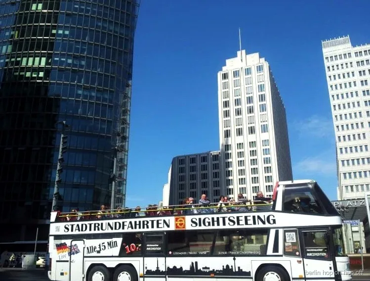 Spree nehrinde canlı rehberli Berlin hop-on hop-off otobüs ve tekne turu