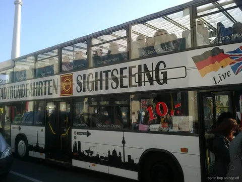 Üst katında yolcular bulunan çift katlı Berlin hop-on hop-off otobüsü