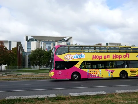 Federal Şansölyelik önünden geçen pembe sarı City Circle Berlin hop on hop off çift katlı otobüs