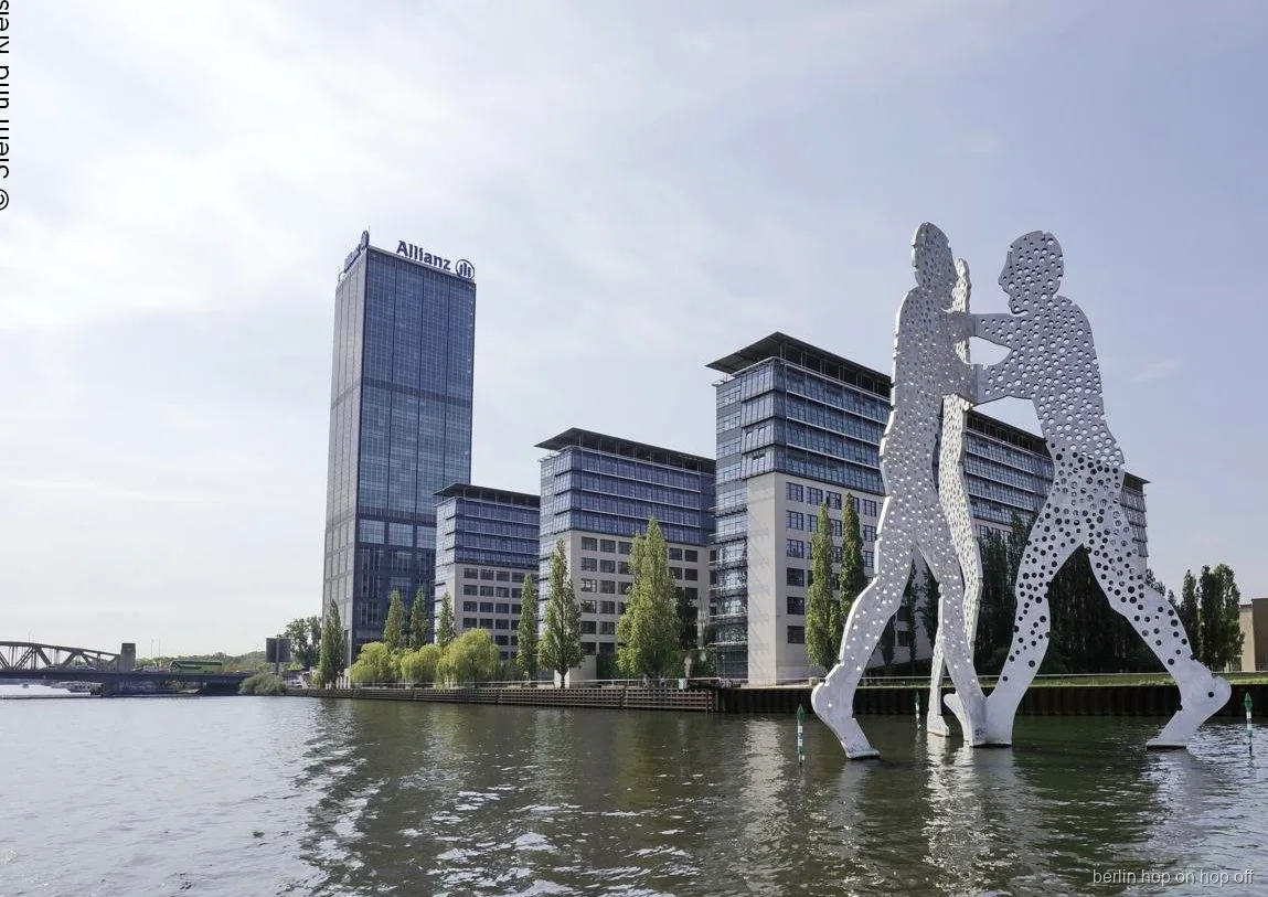 Escultura Molecule Man al riu Spree, una parada del Berlin hop-on hop-off amb WelcomeCard