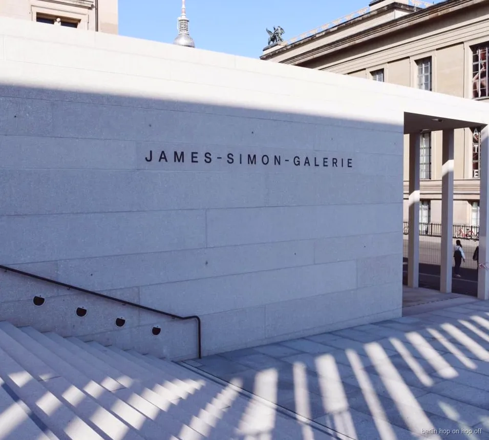 Entrada de la James-Simon-Galerie a l'Illa dels Museus, amb Berlin WelcomeCard i bus hop-on hop-off