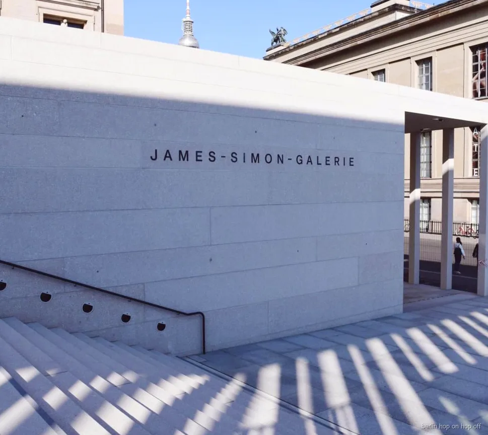 Entrada de la James-Simon-Galerie en la Isla de los Museos, con Berlin WelcomeCard y bus hop-on hop-off